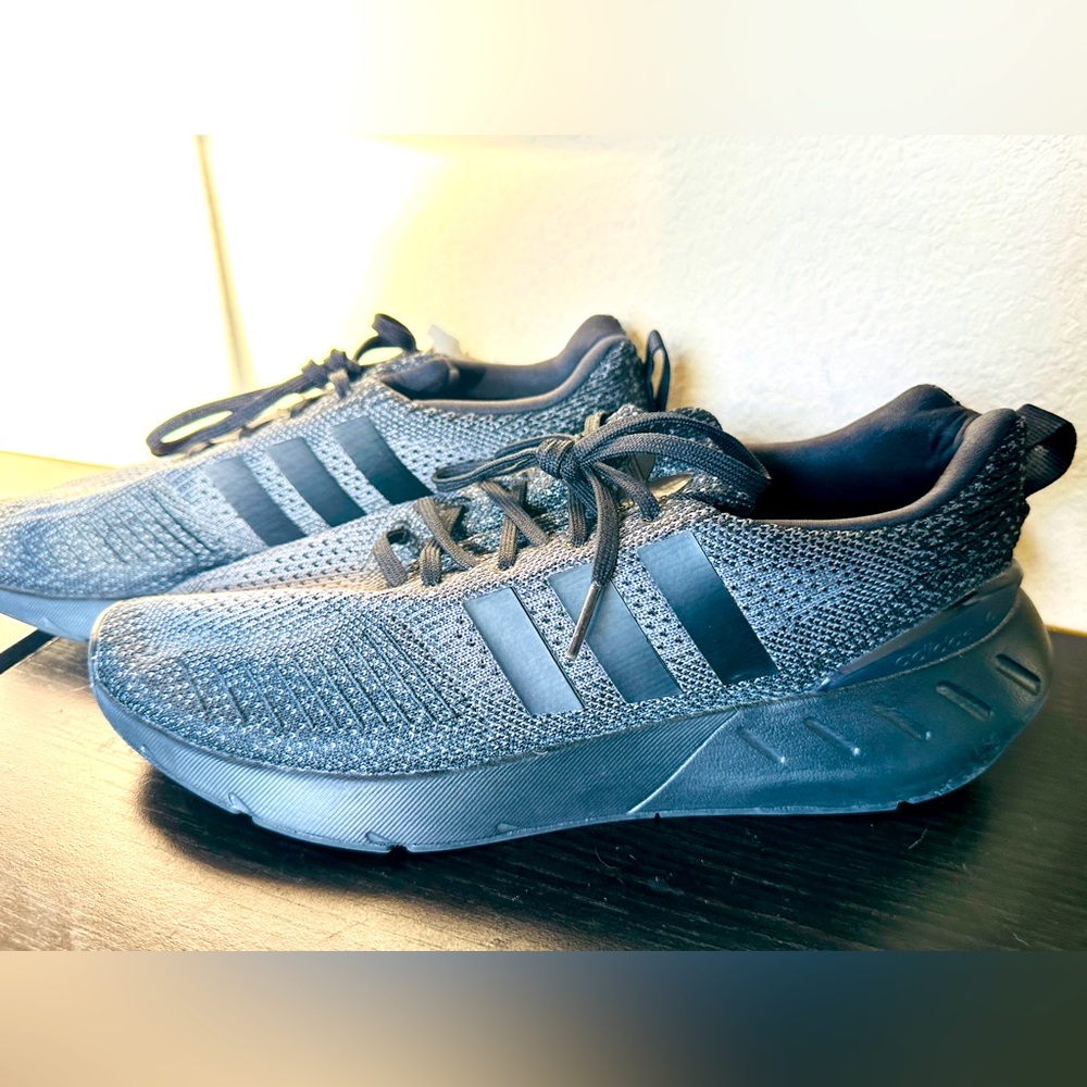 Adidas Men’s 9.5 athletic shoe